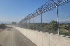 Autoridades-militares-y-civiles-supervisan-construccion-del-muro-fronterizo-en-Dajabon-3