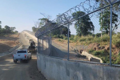 Autoridades-militares-y-civiles-supervisan-construccion-del-muro-fronterizo-en-Dajabon-4