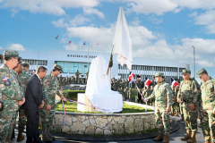 Con-izada-de-bandera-develan-estatua-en-honor-al-Glorioso-Soldado-Dominicano-4