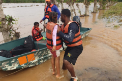 FF.AA-mantienen-hombres-y-equipos-en-labores-de-asistencia-en-lugares-afectados-por-lluvias-del-disturbio-tropical-4