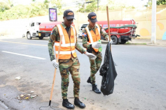 Miembros-de-la-COMIPOL-realizan-jornada-de-limpieza-por-el-entorno-del-Ministerio-de-Obras-Publicas-y-la-Plaza-de-la-Salud-1
