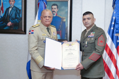 Ministro-de-Defensa-condecora-a-militar-naval-estadounidense-1