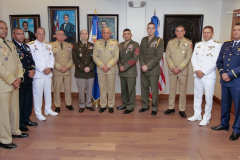 Ministro-de-Defensa-condecora-a-militar-naval-estadounidense-2