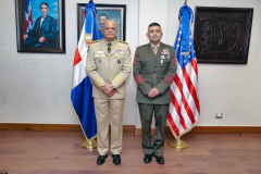 Ministro-de-Defensa-condecora-a-militar-naval-estadounidense-3