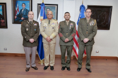 Ministro-de-Defensa-condecora-a-militar-naval-estadounidense-4