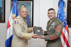 Ministro-de-Defensa-condecora-a-militar-naval-estadounidense-5