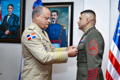 Ministro-de-Defensa-condecora-a-militar-naval-estadounidense-6