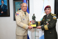 Ministro-de-Defensa-condecora-agregado-Militar-de-Guatemala-1