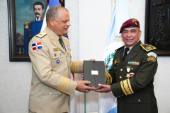 Ministro-de-Defensa-condecora-agregado-Militar-de-Guatemala-2