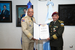 Ministro-de-Defensa-condecora-agregado-Militar-de-Guatemala-4