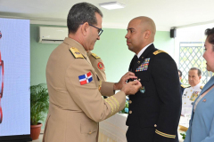 Ministro-de-Defensa-Diaz-Morfa-condecora-a-militares-Jefes-de-misiones-Embajada-EEUU-en-RD-2