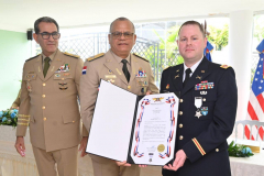 Ministro-de-Defensa-Diaz-Morfa-condecora-a-militares-Jefes-de-misiones-Embajada-EEUU-en-RD-7