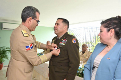 Ministro-de-Defensa-Diaz-Morfa-condecora-a-militares-Jefes-de-misiones-Embajada-EEUU-en-RD-9