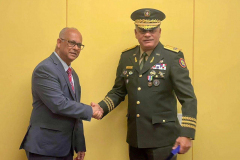 Ministro-de-Defensa-fortalece-lazos-estrategicos-en-Washington-y-recibe-importante-reconocimiento-internacional-2