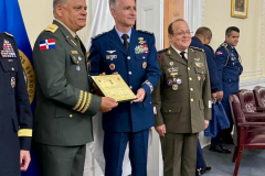 Ministro-de-Defensa-fortalece-lazos-estrategicos-en-Washington-y-recibe-importante-reconocimiento-internacional-4