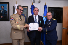 Ministro-de-Defensa-impone-condecoracion-y-certificados-a-Oficiales-Generales-Superiores-y-personalidades-de-la-clase-civil-del-CESAC-8