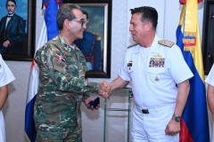 Ministro-de-Defensa-recibe-visita-del-comandante-de-la-Armada-de-Colombia-1
