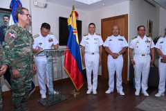 Ministro-de-Defensa-recibe-visita-del-comandante-de-la-Armada-de-Colombia-2