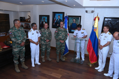 Ministro-de-Defensa-recibe-visita-del-comandante-de-la-Armada-de-Colombia-3