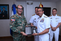 Ministro-de-Defensa-recibe-visita-del-comandante-de-la-Armada-de-Colombia-4