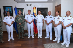 Ministro-de-Defensa-recibe-visita-del-comandante-de-la-Armada-de-Colombia-5