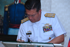 Ministro-de-Defensa-recibe-visita-del-comandante-de-la-Armada-de-Colombia-6