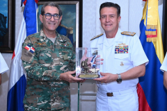 Ministro-de-Defensa-recibe-visita-del-comandante-de-la-Armada-de-Colombia-7