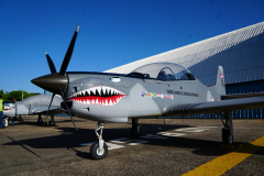 Presidente-Abinader-supervisa-avances-ensamblaje-de-aviones-TP-75-Dulus-en-Base-Aerea-de-San-Isidro-1-scaled
