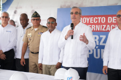 Presidente-Abinader-supervisa-avances-ensamblaje-de-aviones-TP-75-Dulus-en-Base-Aerea-de-San-Isidro-12-scaled