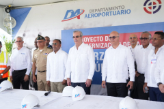 Presidente-Abinader-supervisa-avances-ensamblaje-de-aviones-TP-75-Dulus-en-Base-Aerea-de-San-Isidro-14-scaled