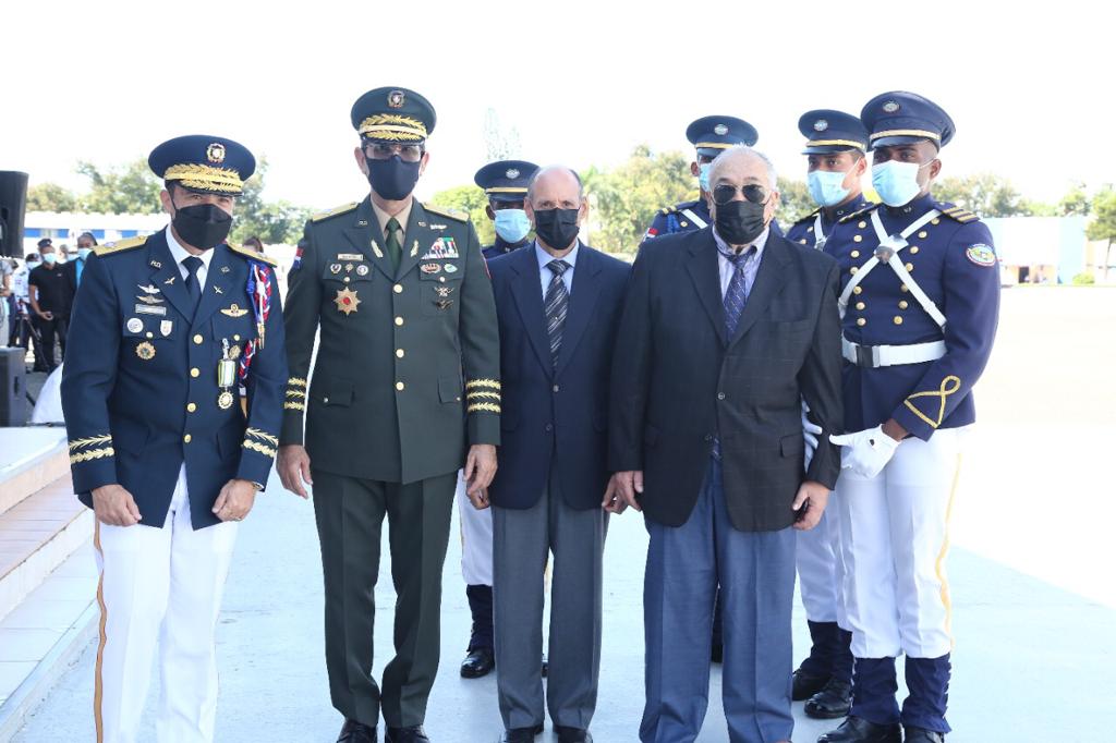Fuerza Aérea condecora a militares retirados y atletas olímpicos Gradúa a  conscriptos de la FARD - Ministerio de Defensa de República Dominicana