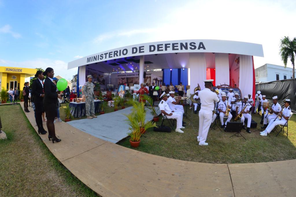 Bandas-de-musica-del-Ejercito-Armada-y-Fuerza-Aerea-amenizan-ambiente-pabellon-FF.AA_.-en-Feria-del-Libro-5