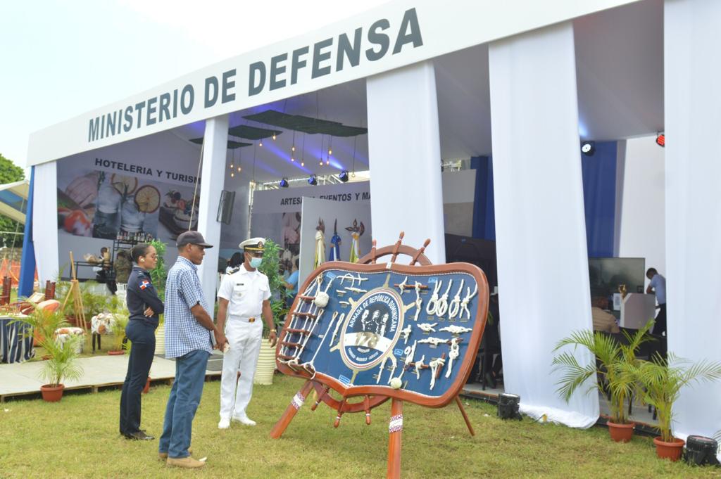 Armada-exhibe-emblematico-mural-de-nudos-en-la-Feria-del-Libro-Publico-se-deleita-y-aprende-sobre-navegacion