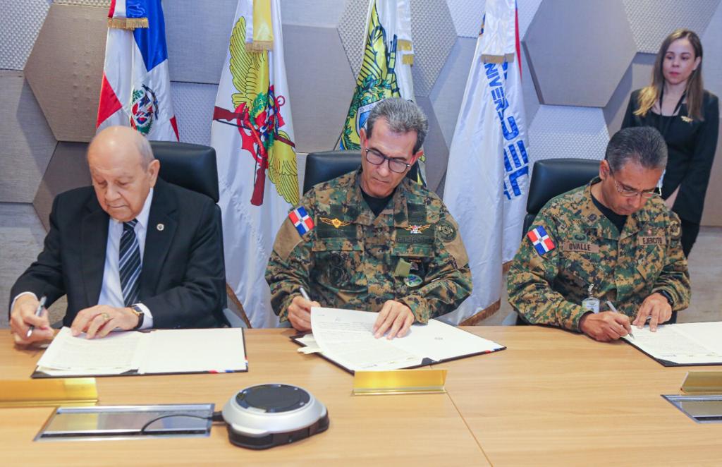 Ministerio-de-Defensa-y-Universidad-UNAPEC-firman-acuerdo-educativo-2