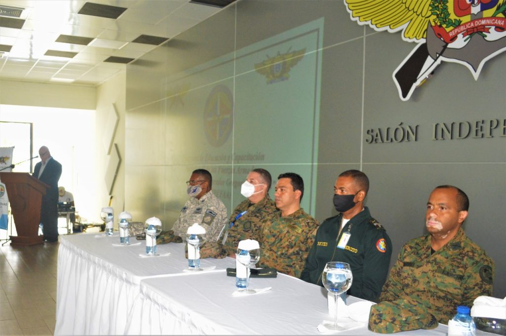 Autoridades-militares-imparten-charlas-para-dar-a-conocer-oportunidades-de-estudios-superiores-a-miembros-FFAA-5
