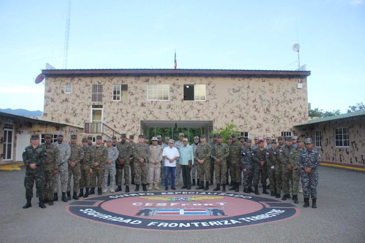 Participantes-Curso-Comando-y-Estado-Mayor-recorren-frontera-norte-dominico-haitiana-1