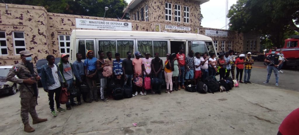 CESFRONT-detiene-28-nacionales-haitianos-en-un-autobus-en-Montecristi