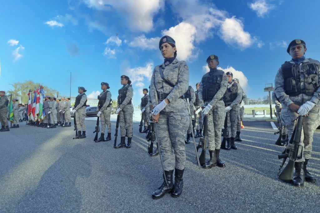 Mujeres-militares-comandan-tropas-en-tradicional-izada-de-bandera-Dia-Internacional-de-la-Violencia-contra-la-Mujer-8