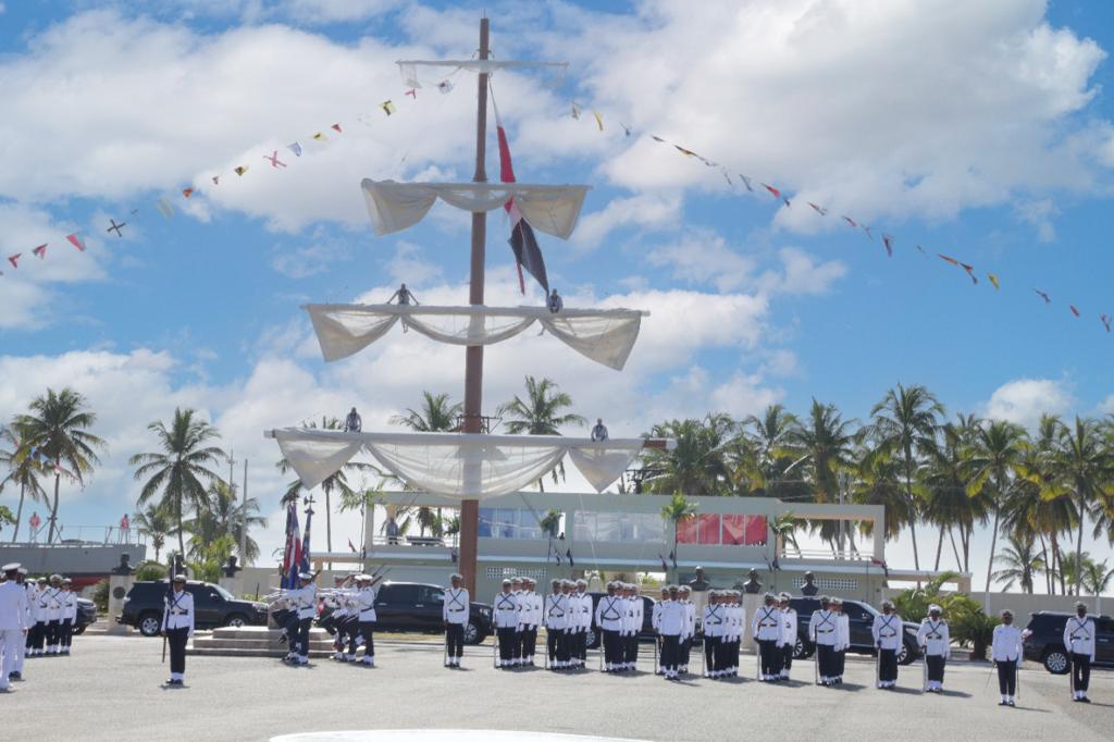 La Armada celebra Graduación de la LXXI Promoción de Damas y Caballeros Guardiamarinas 10