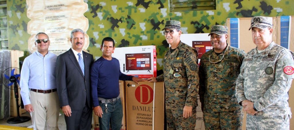 MIDE y Banco Popular donan materiales de construcción y electrodomésticos a militares afectados por Fiona 145