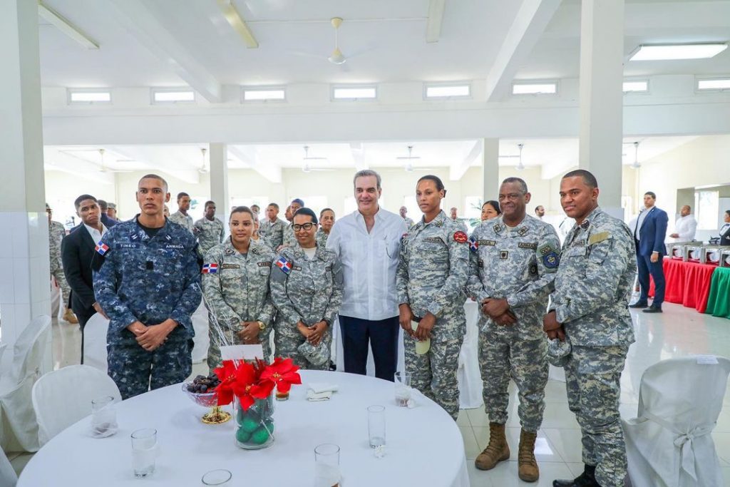 Presidente-Abinader-almuerza-con-miembros-de-la-Armada-en-Base-Naval-Las-Calderas-2