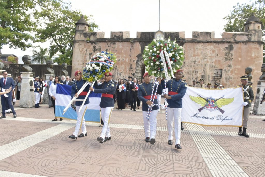 Militares-tributan-legado-de-Duarte-con-Himnos-y-ofrendas-florales-2