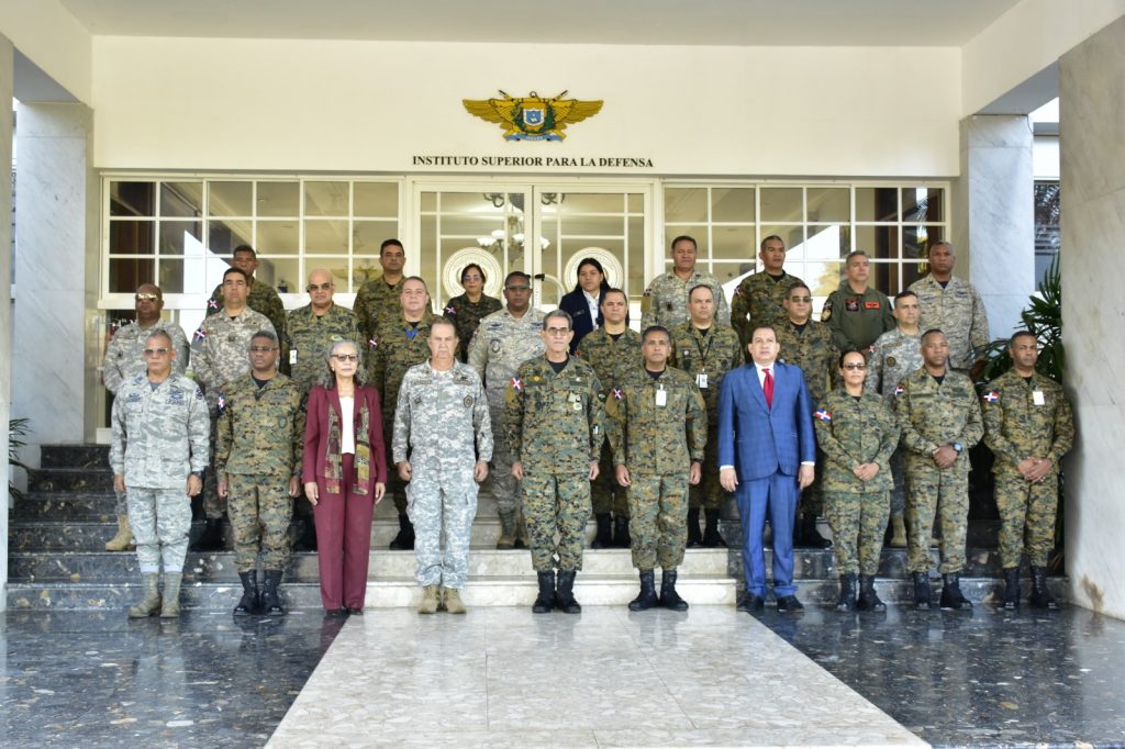 Autoridades MESCyT valoran liderazgo militar en la educación superior 4