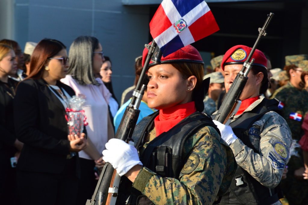 En el “Día Internacional de la Mujer” mujeres militares protagonizan tradicional izada de bandera MIDE 3