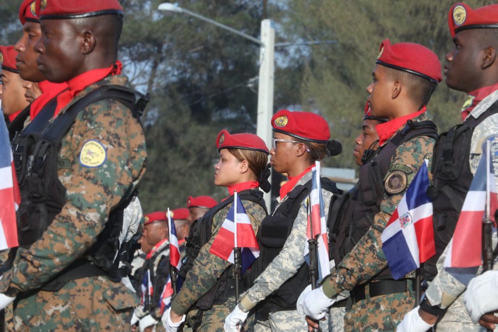 En el “Día Internacional de la Mujer” mujeres militares protagonizan tradicional izada de bandera MIDE 4