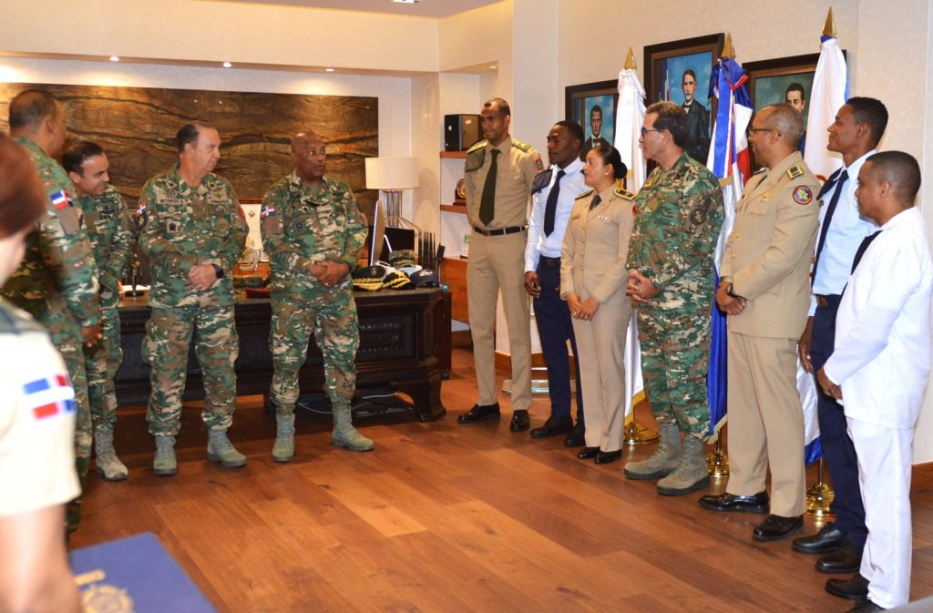 Fuerzas Armadas reconocen militares con “Medalla al mérito” por logros en evento deportivo internacional 2