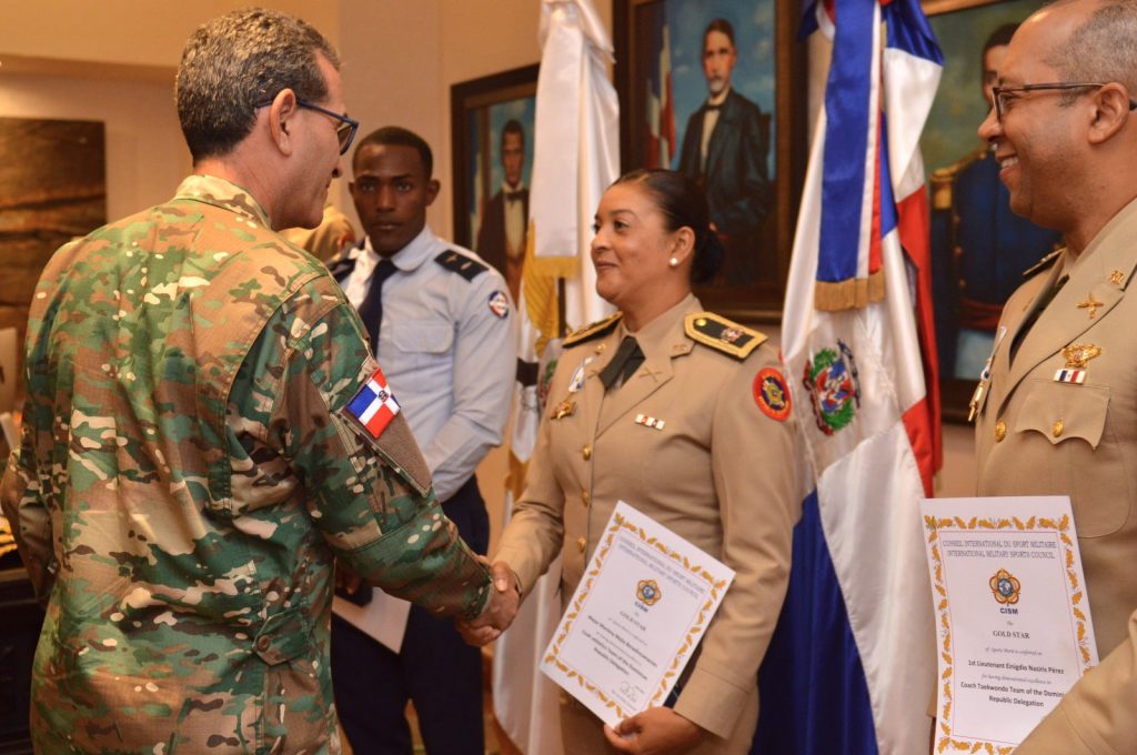 Fuerzas Armadas reconocen militares con “Medalla al mérito” por logros en evento deportivo internacional 7