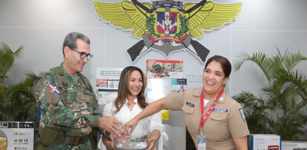 Con emotivo acto en el Ministerio de Defensa Asociación de Esposas de Oficiales FFAA agasaja a las madres en su día 2