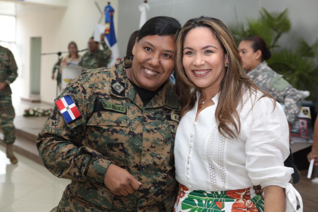 Con emotivo acto en el Ministerio de Defensa Asociación de Esposas de Oficiales FFAA agasaja a las madres en su día 3