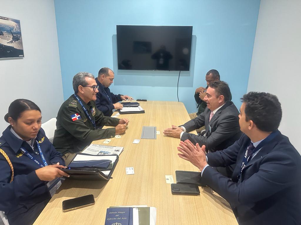 En España Ministro de Defensa se reúne con representantes de empresas aeronáuticas militares 2